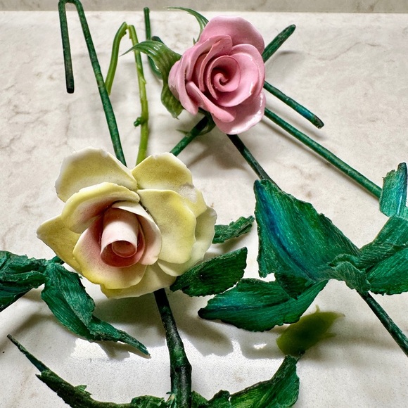 VINTAGE, PORCELAIN ROSES WITH GREEN LEAVES & STEMS. - Picture 8 of 12